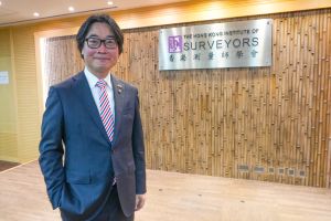 香港测量师学会会长林家辉认为《条例》引入的精简续期安排利民便商，无论对于业界或者本港营商环境以至广大市民，都具意义，更见香港土地政策的持续性及明确性。