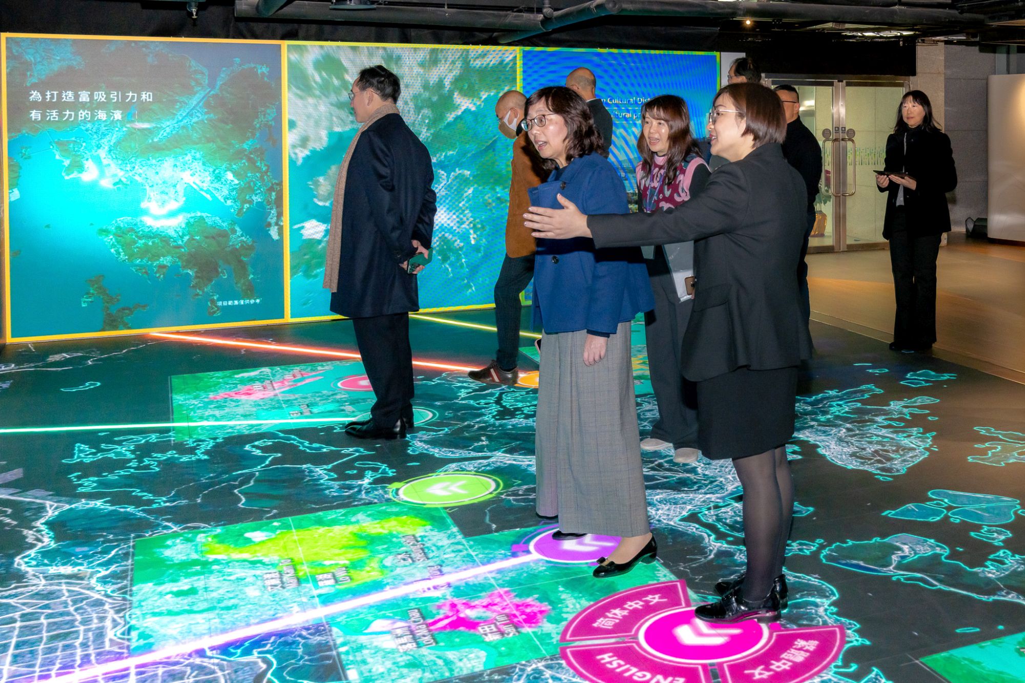 「亮点项目」— 具备动态追踪功能的270度大型LED屏幕互动装置