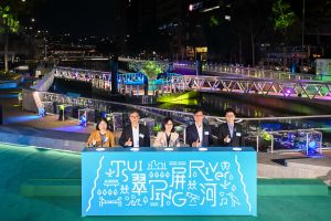 渠务署「活化翠屏河」项目近敬业街一段的河道设施于二零二四年十二月十二日开放予公众使用。图示发展局局长甯汉豪（中）、发展局常任秘书长（工务）刘俊杰（左二）、渠务署署长莫永昌（右二）、起动九龙东专员靳嘉燕（左一）和观塘民政事务专员何立基（右一）在启用典礼上主持亮灯仪式。