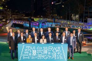 发展局局长甯汉豪（前排中）、立法会议员（工程界）卢伟国（前排左二）、立法会议员（旅游界）姚柏良（前排右二）、立法会议员（九龙东）邓家彪（前排左一）、立法会议员（九龙东）颜汶羽（前排右一）及其他嘉宾于启用典礼上合照。