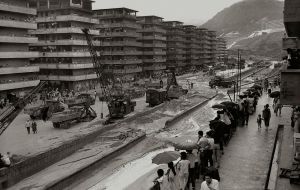 明渠在敬业里收窄，形成瓶颈，暴雨时容易导致水浸。