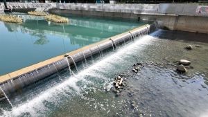 翠屏河下游近鸿图道位置设有随潮汐升降的智能水闸，调节水位以确保水量充足，减少河道干涸机会，以改善气味问题。水闸亦会形成蓄水区，产生小瀑布效果，确保排洪能力。