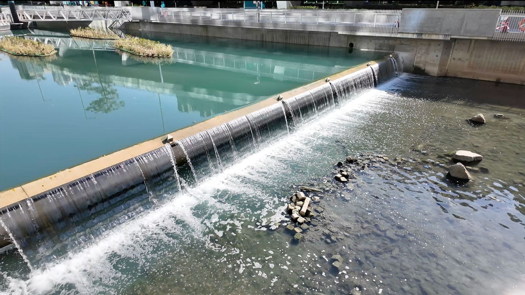 翠屏河下游近鸿图道位置设有随潮汐升降的智能水闸，调节水位以确保水量充足，减少河道干涸机会，以改善气味问题。水闸亦会形成蓄水区，产生小瀑布效果，确保排洪能力。