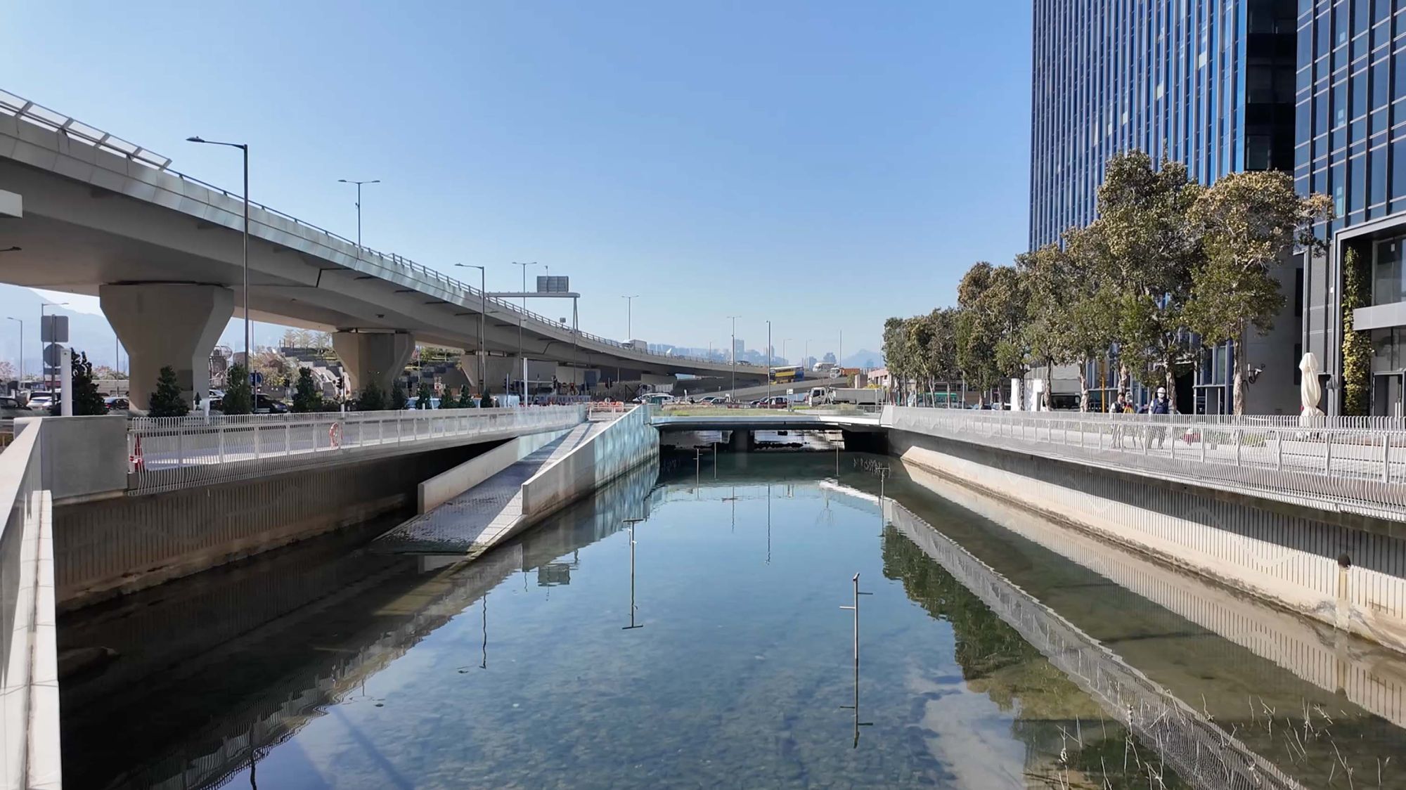 翠屏河河道栽种植物和设置生态装置，为河道生态创造有利条件，吸引更多物种栖息。图示鸟杆、岩石池和生态墙。