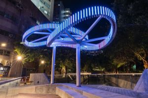 翠屏河沿河兴建了融合空间营造及社区创新概念的园景平台。图示门廊地标、特色渠盖、艺术灯饰「浮蓱」，以及翠屏河吉祥物「翠屏雀」的艺术装置。