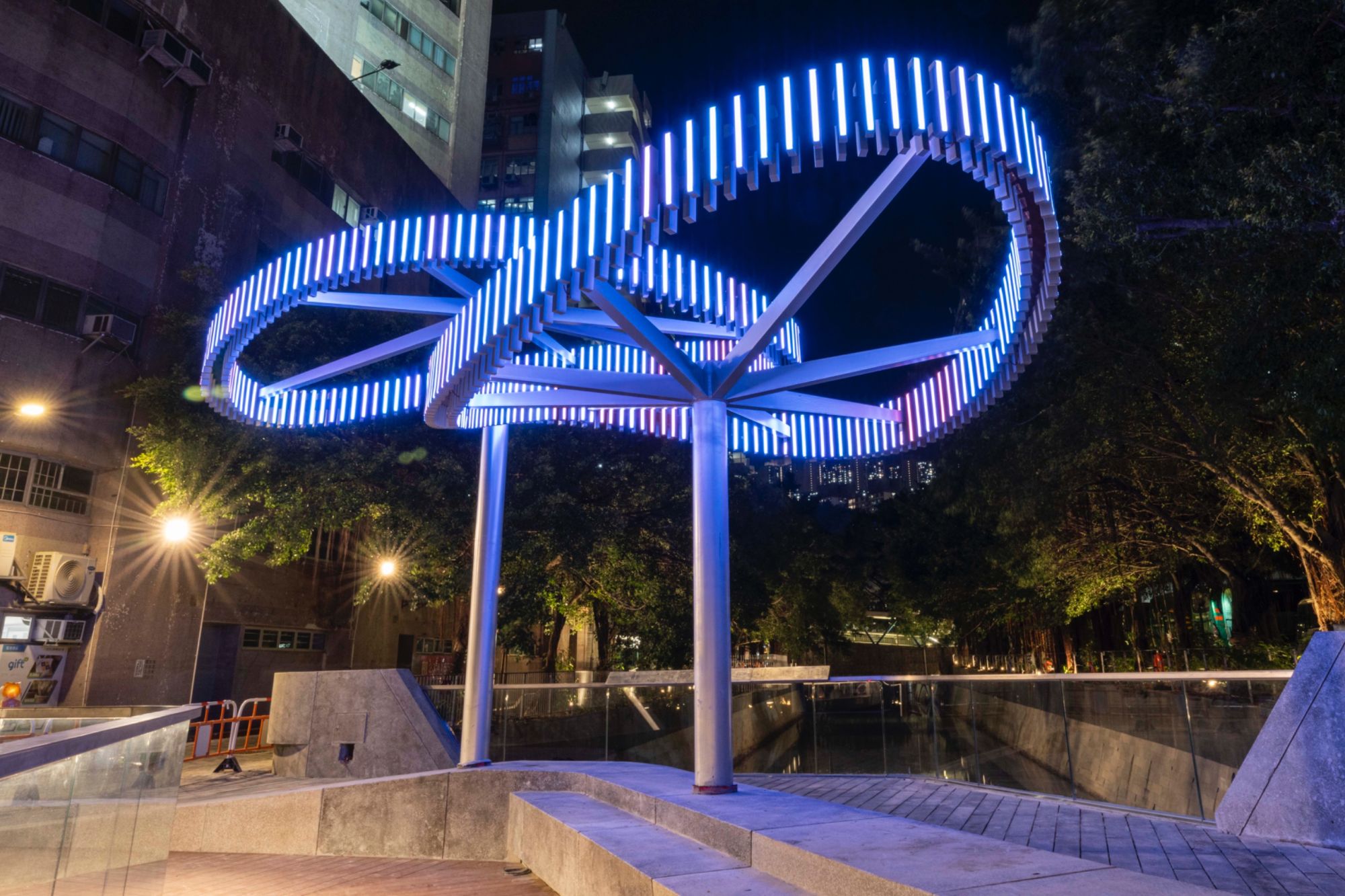 翠屏河沿河兴建了融合空间营造及社区创新概念的园景平台。图示门廊地标、特色渠盖、艺术灯饰「浮蓱」，以及翠屏河吉祥物「翠屏雀」的艺术装置。