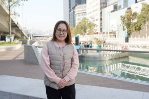 郭女士在观塘区工作近二十年，见证着翠屏河的变化，她形容以往明渠常散发难闻气味，令人印象深刻，活化后的翠屏河一带气味有明显改善。
