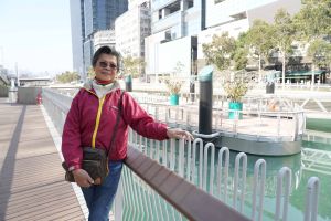 观塘区街坊林女士忆述，昔日观塘徙置区环境杂乱，附近大坑渠（明渠）臭气熏天，而活化后的河畔空间变化很大，令她喜出望外。