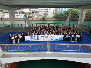 开幕典礼的主礼嘉宾及所有出席的嘉宾于西段开合桥上大合照。