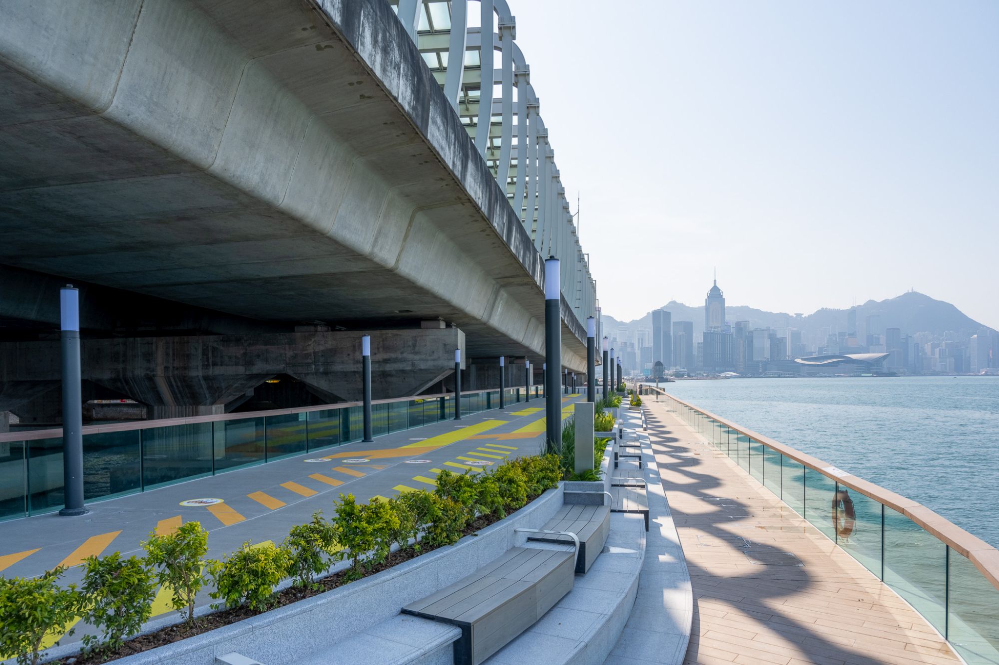 东岸板道位处市区，被维多利亚港环抱，左右两旁均为海。工程团队以「城市海浪」作为整体设计概念，让市民走在板道上有如踏步海上的感觉。