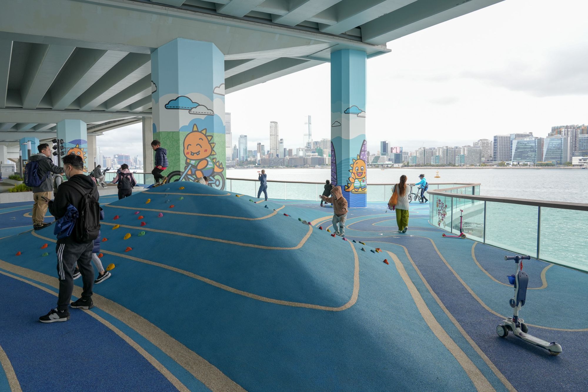 板道西段一共四个主题区已经开放，包括可从多角度欣赏夕阳和维港两岸的海景的「汐·日光之阶 (Sun Wave)」、以海浪为主题的游乐康体空间「淘·童梦之园 (Play Wave)」、接近水面的钓鱼热点「渔·钓鱼平台 (Fish Wave)」和可灵活举办活动的「汇·共融空间 (Gather Wave)」。图示「淘·童梦之园 (Play Wave)」。