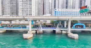 今次是首次在维港水域设置「开合桥」（上）及「转盘桥」（下）。