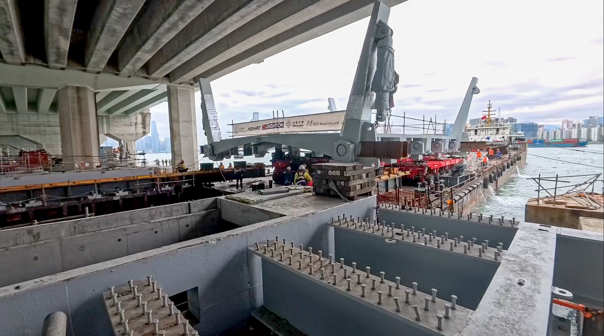 安装开合桥时，桥顶与东区走廊底部的最近距离只有不足30厘米，相当具挑战性。