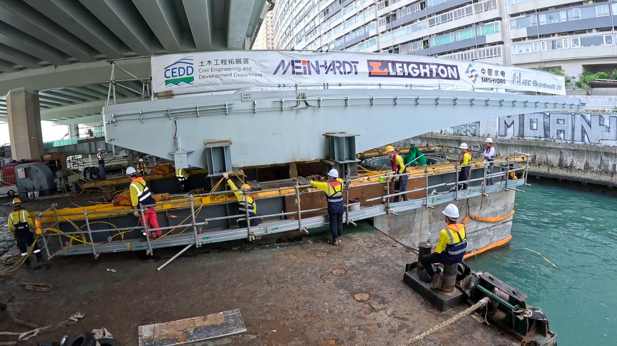 工程团队于新建的两个桩帽上安装临时滑道，将开合桥及转盘桥于现场以滑动方法安装桥梁，以克服在东区走廊下的高度限制。