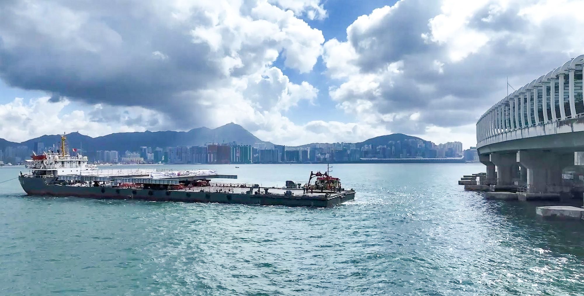 东岸板道需要在全天候运作的东区走廊下加建临海板道，工程极具挑战。