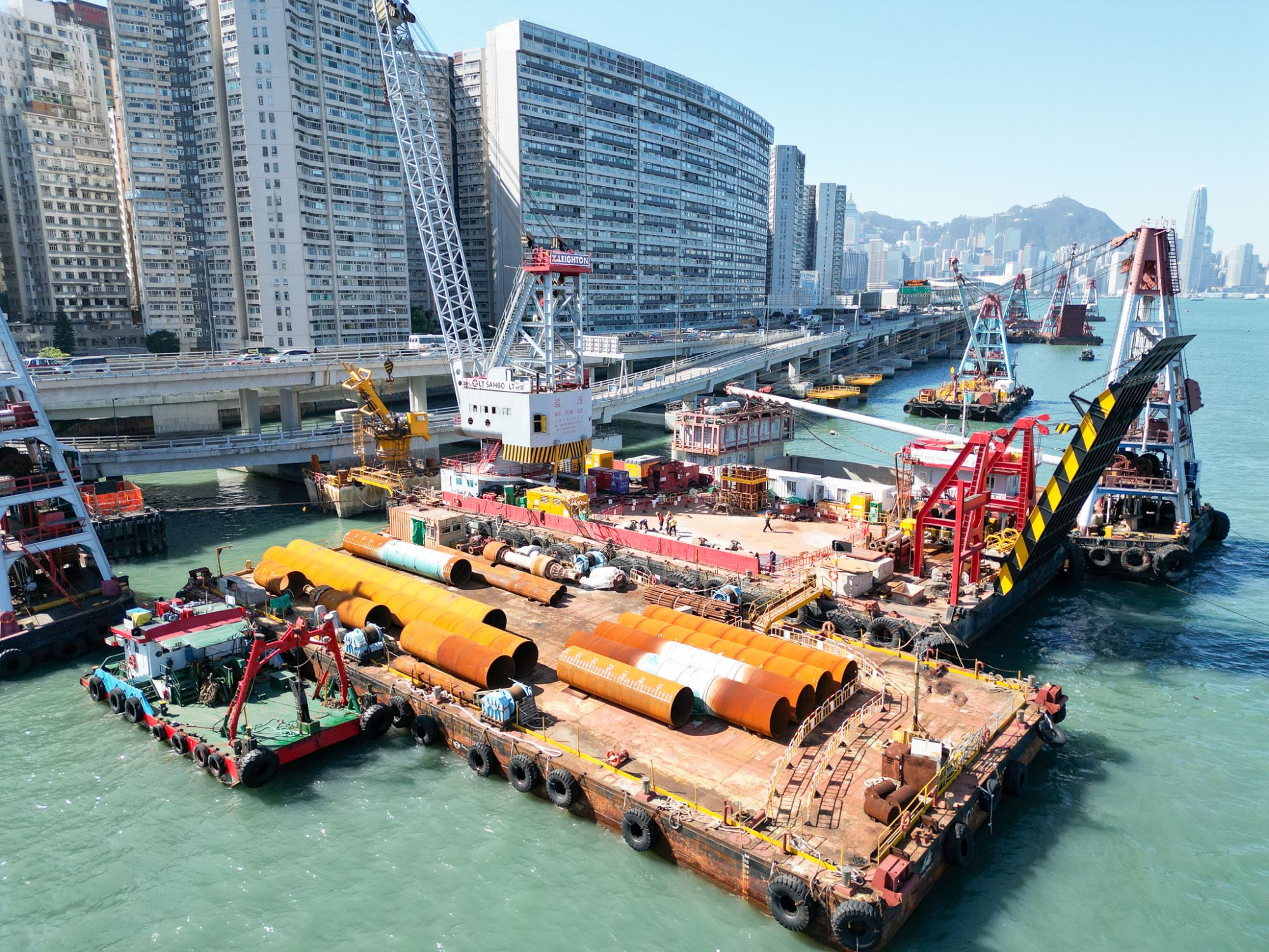 东岸板道需要在全天候运作的东区走廊下加建临海板道，工程极具挑战。