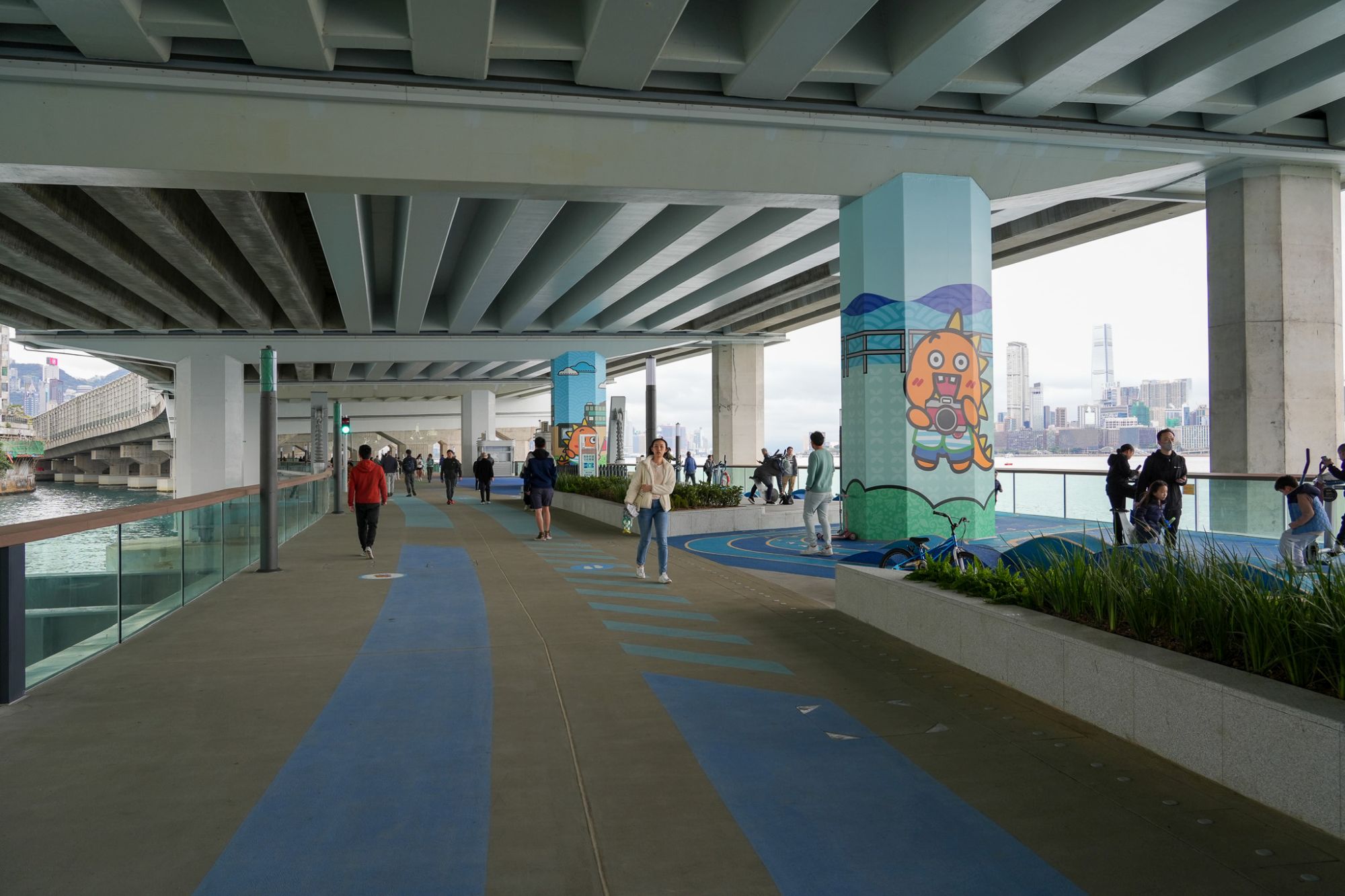 东区走廊下的东岸板道（西段）经已全面开放，欢迎大家与家人和朋友一同前来享受维港海滨的无限活力。