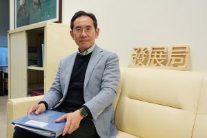 发展局副局长林智文表示，现时政府与时并进，积极求变，除了做好监管者角色，亦务求具备「促进者」思维，致力精简审批流程。