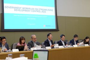 图为林智文出席发展局精简发展管制督导小组的第15次会议。