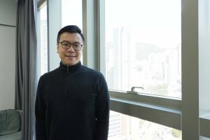 香港园境师学会会长陈元敬指出，精简发展程序的方向有助业界发展，加快工作流程。政府最近推出的自行认证计划，允许业界在审批过程中委讬一位认可园境师作自行审批，效率得以大大提升。