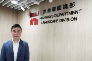 路政署高级园境师（市区）邓立明介绍，路政署于去年第四季推出了一系列新措施，旨在优化审批桥樑及相关建筑物外观设计方案的流程，其中包括制定清晰易读的检查清单，便利申请者备齐相关文件，以更顺利提交申请。