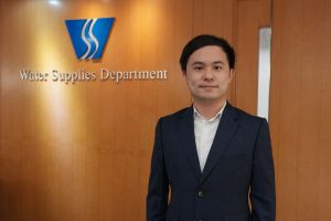 水务署工程师（技术支援）梁学翘指水务署于去年底推出「餐饮业供水申请自行认证计划」，允许表现良好的持牌水喉匠自行认证其负责的水管工程，以提升处理供水申请的效率和便捷性。