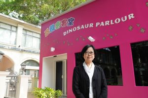 古物古迹办事处总文物主任萧丽娟介绍，香港首次发现恐龙化石的地点，是位于新界东北水域香港联合国教科文组织世界地质公园范围内的赤洲。