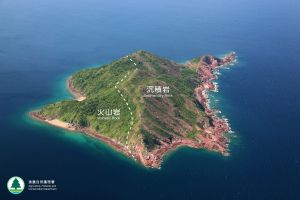 赤洲全貌。恐龙化石发现地点位于岛屿东面的沉积岩。（照片由渔农自然护理署提供）