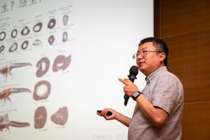 中国科学院古脊椎动物与古人类研究所副研究员裴睿博士（上）和赵琪博士（下）举行恐龙讲座。