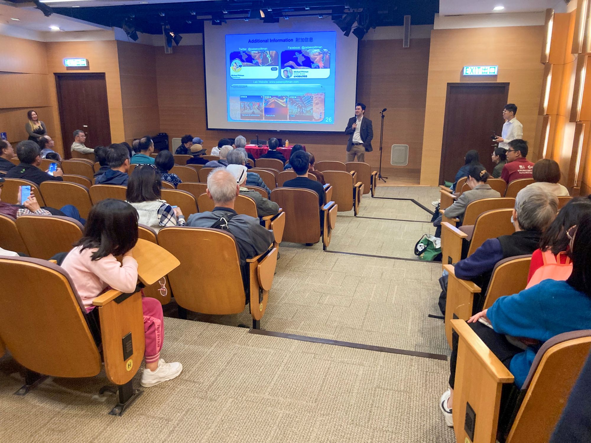 香港中文大学生命科学学院文嘉棋教授举行恐龙讲座。