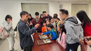 古迹办与渔护署合办的「化石小侦探」古生物工作坊（上）和「古生物大观园」手工艺工作坊（下）。