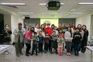 古迹办与渔护署合办的「化石小侦探」古生物工作坊（上）和「古生物大观园」手工艺工作坊（下）。