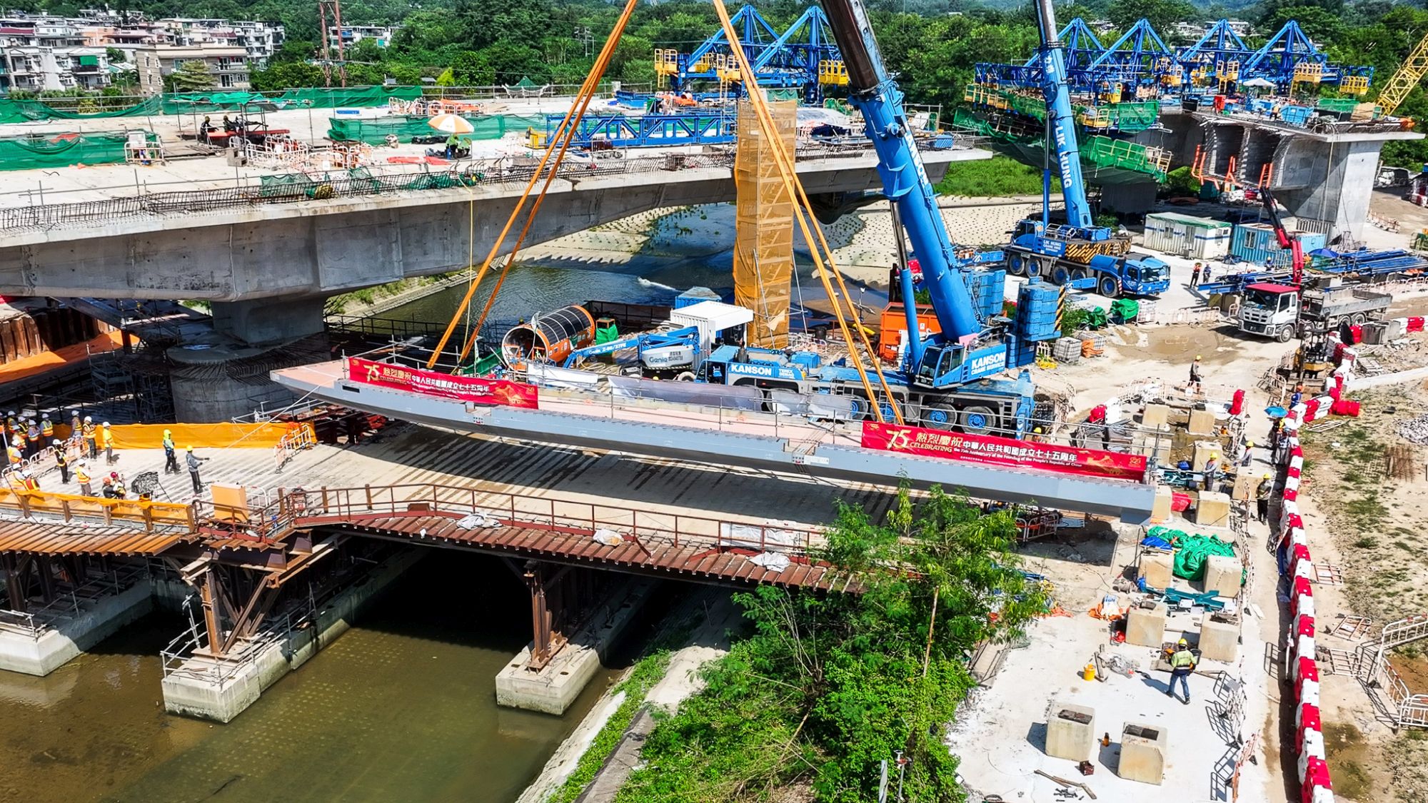全球首例S960超高强钢跨河行人天桥成功合拢。
