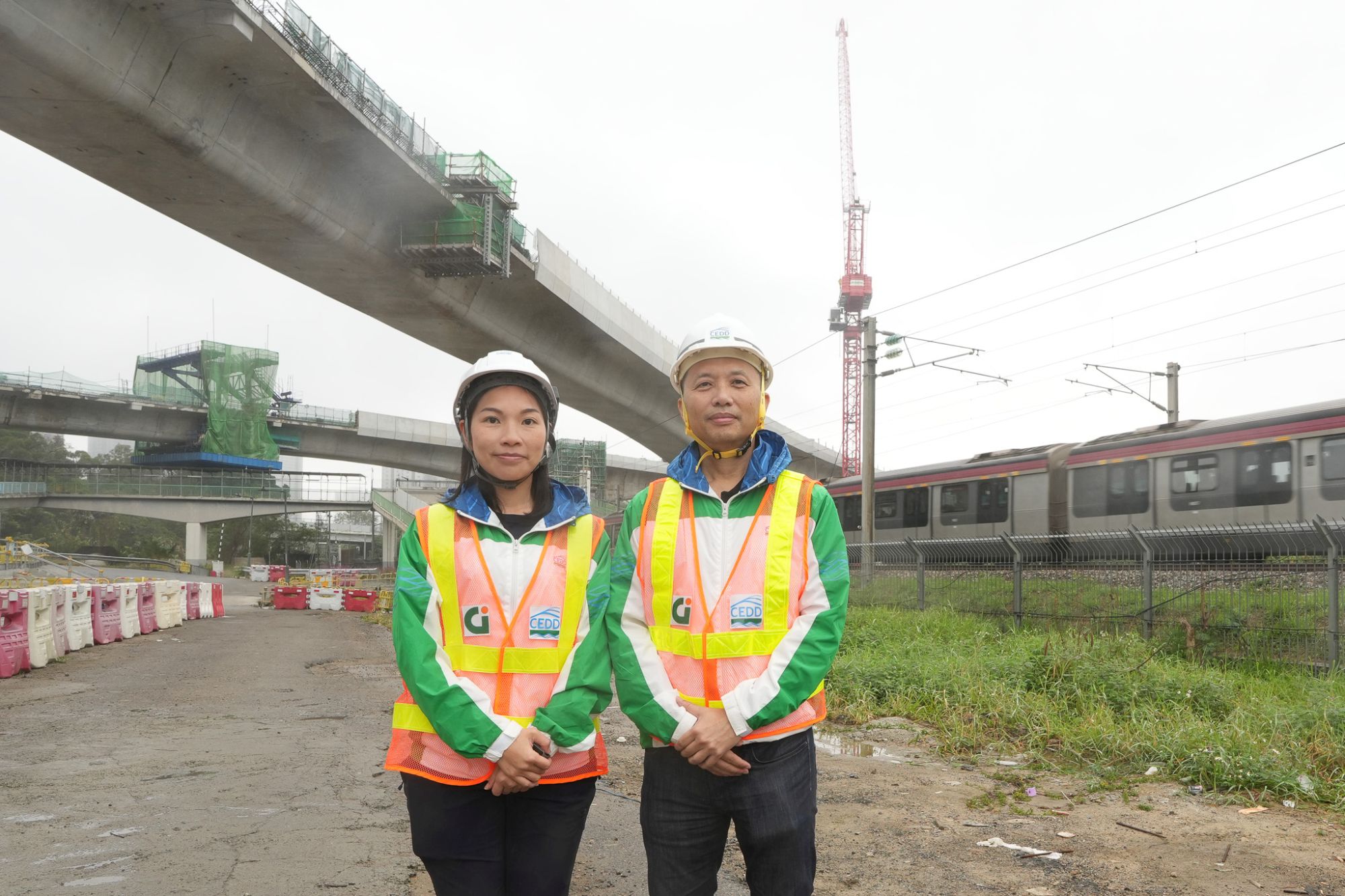 土木工程拓展署高级工程师谭建生（右）和土木工程拓展署工程师梁文懿（左）介绍横跨港铁东铁线的行车桥如何以转体方式接驳。