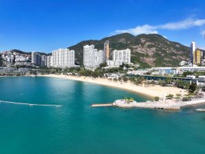 晴沙径：享受清新海风和美妙海浪声，漫步美丽沙滩。图为浅水湾泳滩。 