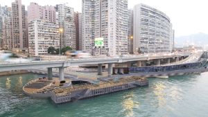 环岛长廊的整体设计围绕三个主要概念，第一是「以人为本、社区共融」，让游人享受亲水、近水、观水的体验，增强人与海滨空间的连系。图为北角东岸板道（西段）。