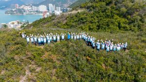 第三个设计概念是「发展与保育」，土木工程拓展署于南湾泳滩至舂磡角配水库兴建全港第一条在郊野公园范围外采用手作步道方式建造的行山径。图为「手作步道工作坊」参加者的大合照。