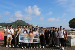 我们展开了一系列宣传及公众参与活动，包括举办导赏团和摄影工作坊等。上图为导赏团在西环钟声泳棚的大合照，下图为摄影工作坊在赤柱的大合照。