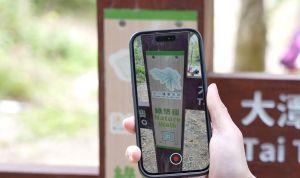 大潭笃水塘水坝底的新行山径增设自拍摄装置，方便市民「打卡」。长廊指示牌亦采用扩增实景技术（AR），让市民透过可以扫描环岛长廊标志连结至相关网页，了解项目最新资讯、路线建议、特色景点简介及交通资讯等。 