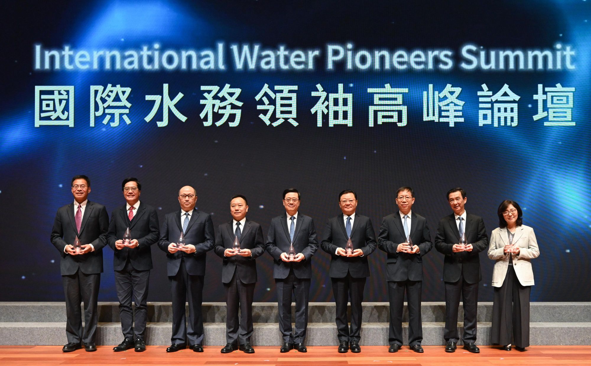水务署以「智慧水务‧高质量发展」为主题举办国际水务领袖高峰论坛，行政长官李家超出席开幕礼。图示（左起）中央人民政府驻香港特别行政区联络办公室（中联办）副主任祁斌、财政司副司长黄伟纶、中联办主任郑雁雄、水利部部长李国英、行政长官李家超、广东省省长王伟中、中央港澳工作办公室室务会成员向斌、广东省副省长张少康和发展局局长宁汉豪主持典礼。