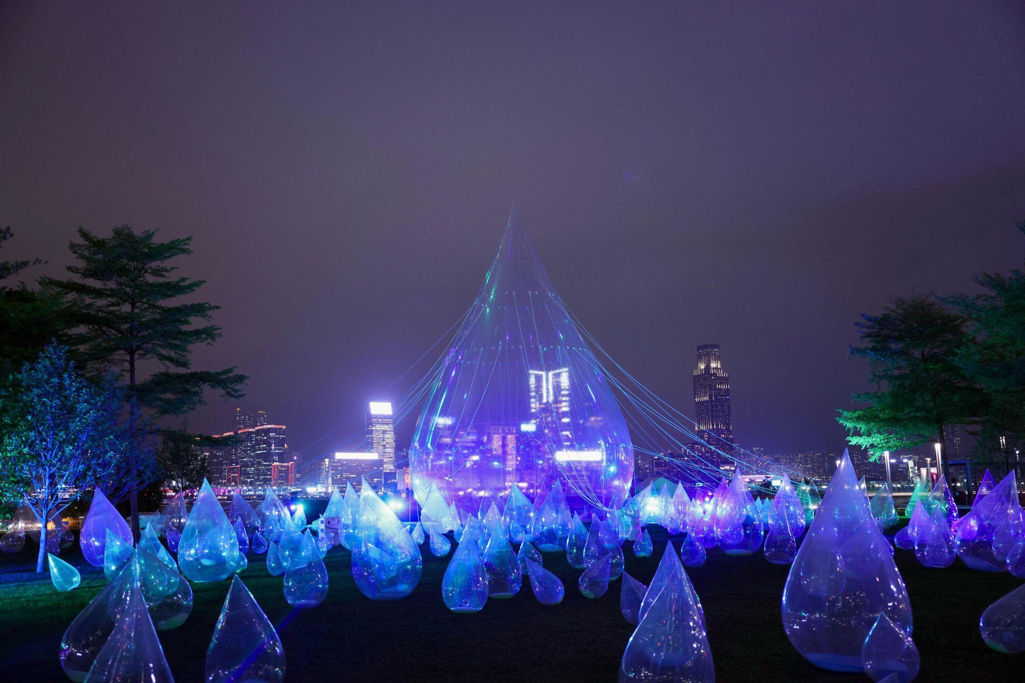 「舞动水滴展」由国际著名艺术家马兴文特别为庆祝东江水供港60周年而创作，展出包括18.8米高的巨型水滴和过百个不倒翁小水滴。五月份将会首次展出该艺术家创作中历来最大、高达28.8米的巨型水滴装置。