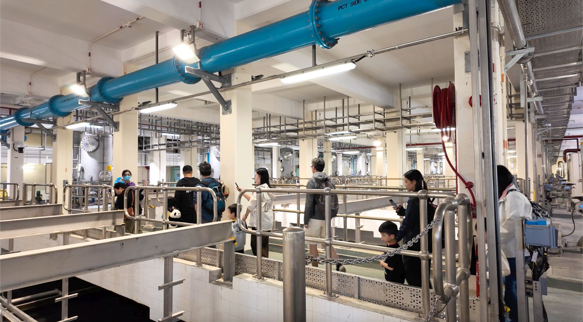 水务署自去年九月起举办了连串的东江水供港60周年庆祝及纪念活动，图为本地专题导赏团、跑步比赛及巡回展览。