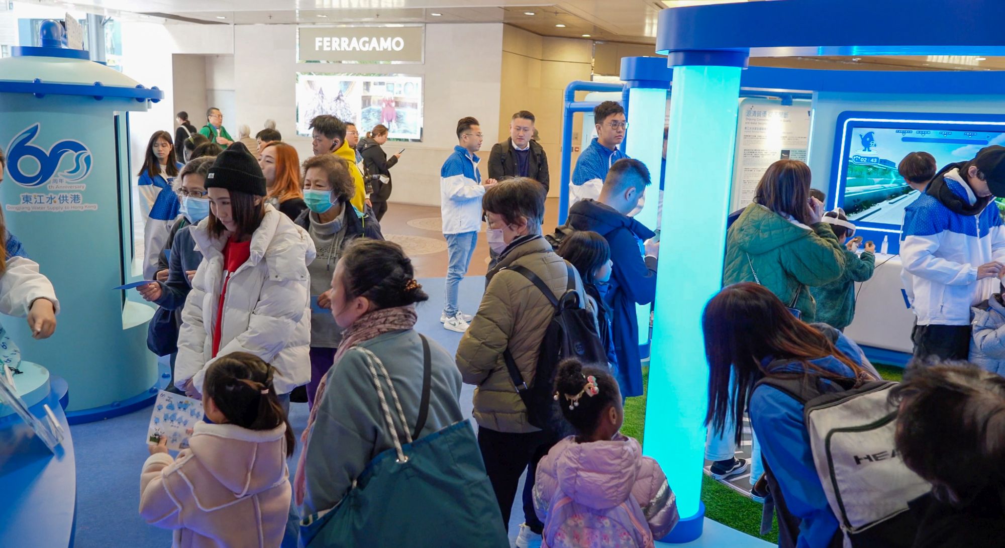 水务署自去年九月起举办了连串的东江水供港60周年庆祝及纪念活动，图为本地专题导赏团、跑步比赛及巡回展览。