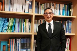 发展局常任秘书长（工务）刘俊杰指出，人才属建造业发展重要一环，2025-26年度《财政预算案》提出两项措施，分别资助雇主及学员，支援不同岗位的年轻从业员进行在职培训，并为建造业青年毕业生提供在职培训津贴，协助业界持续建立人才库。