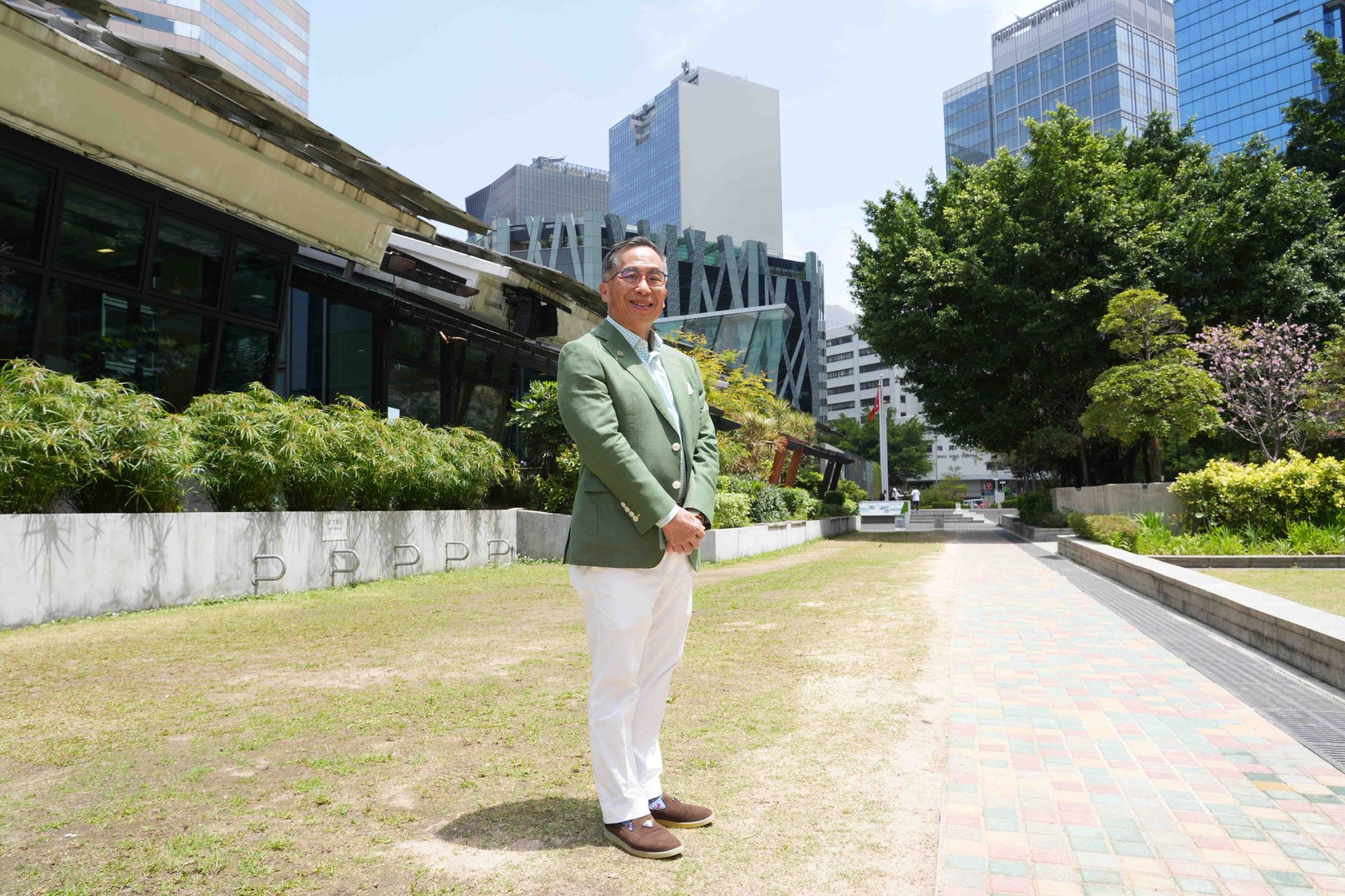 建造业议会主席何安诚介绍第一项措施是政府与议会将合共拨款约9,500万元延续「在职培训津贴先导计划」，第二项措施是议会将出资1亿7,400万元，推出「建造业专业学位课程毕业生在职培训津贴计划」。