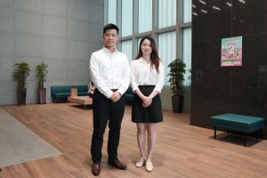 发展局助理秘书长（计划管理）罗梓馨（左）及发展局项目工程师（工务政策）苏玉燕（右）介绍发展局及部门在第五十届日内瓦国际发明展及「GovInsider 2025创新节」获奖的科研成果。