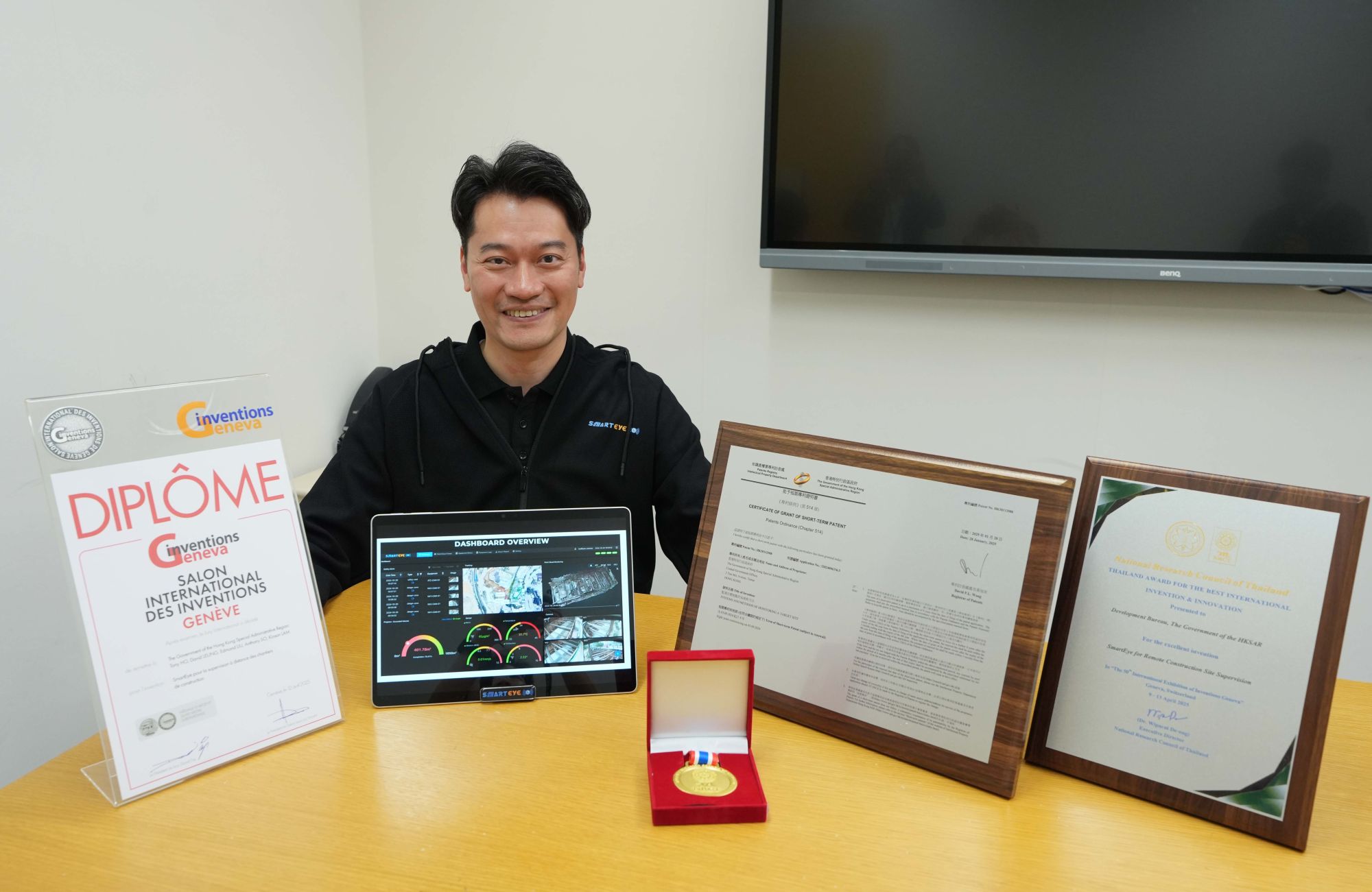 发展局总助理秘书长（工务）廖运辉介绍发展局工务科研发、荣获最佳发明及创新奖（由泰国国家研究评议会颁发）以及银奖的「智眼」遥控工程监督系统暨工地综合管理平台。