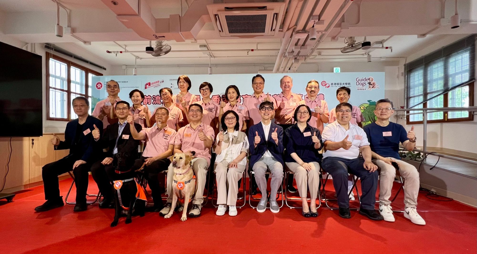 发展局局长宁汉豪（前排中）于「前流浮山警署 - 香港导盲犬学苑」的开幕典礼与一众嘉宾合照。