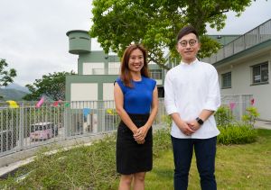 发展局助理秘书长（文物保育）吴的欣（左）和工程师（文物保育）邓健安（右）介绍前流浮山警署活化项目。