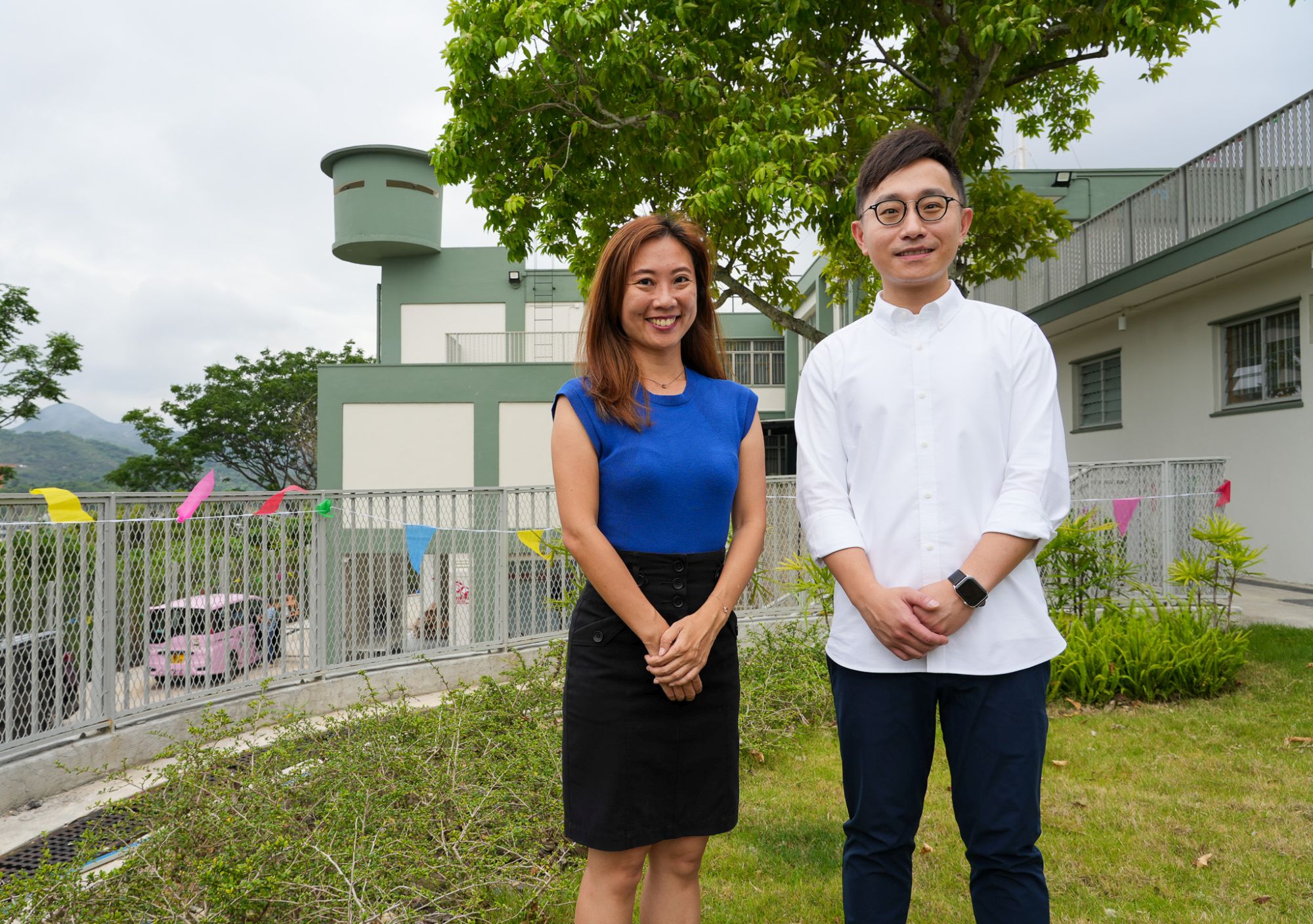 发展局助理秘书长（文物保育）吴的欣（左）和工程师（文物保育）邓健安（右）介绍前流浮山警署活化项目。